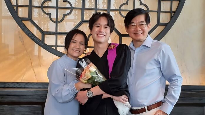 Teeradon Supapunpinyo with his parents, Teerachai and Peamsri in his graduation